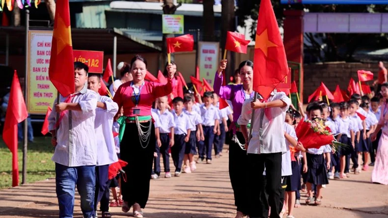 Phó Thủ tướng Lê Thành Long dự lễ khai giảng tại Hòa Bình ảnh 1