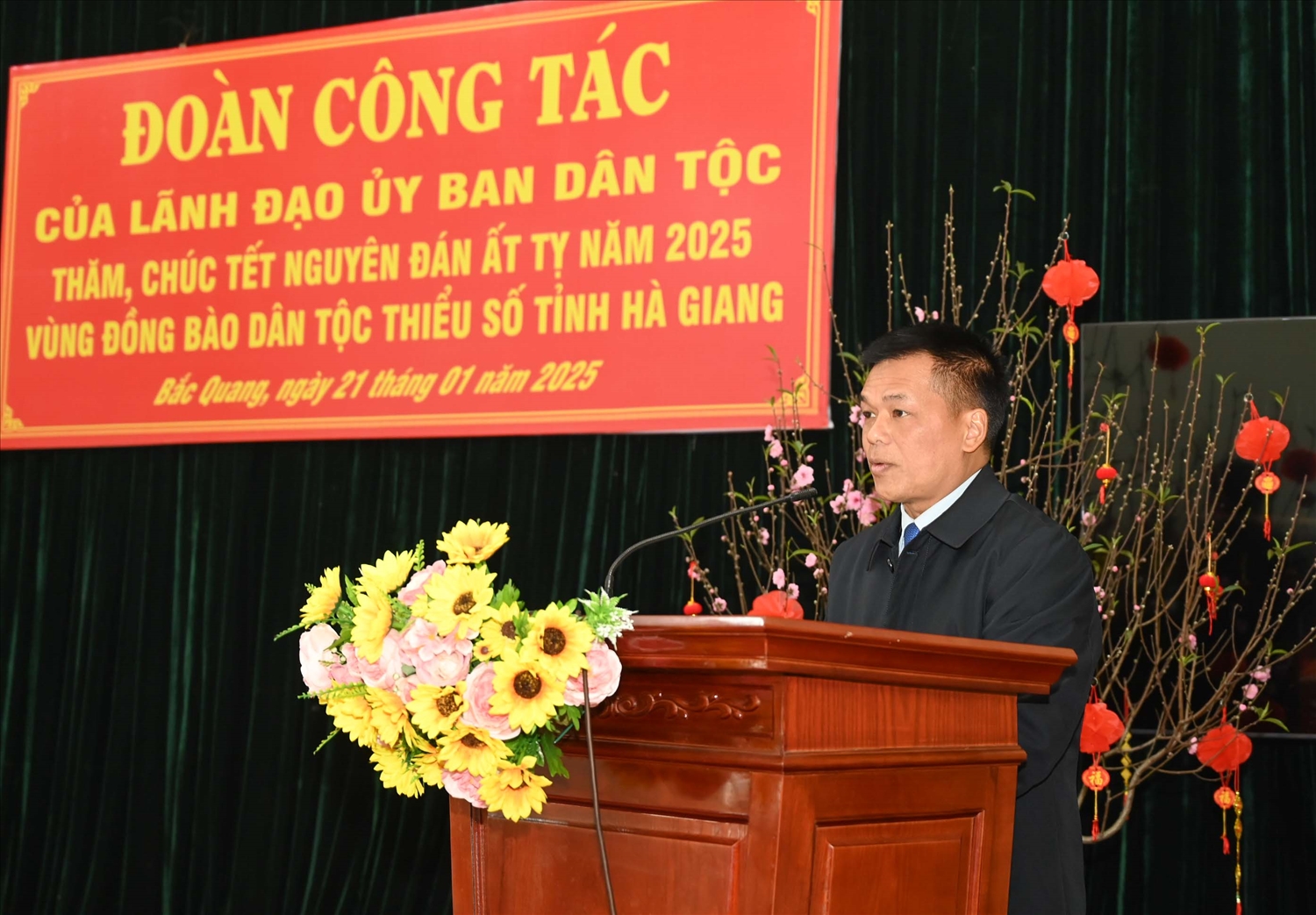 Phó Bí thư Thường trực Huyện ủy Bắc Quang Lương Tiến Dũng phát biểu cảm ơn những tình cảm của Đoàn công tác đã dành cho cán bộ và nhân dân địa phương