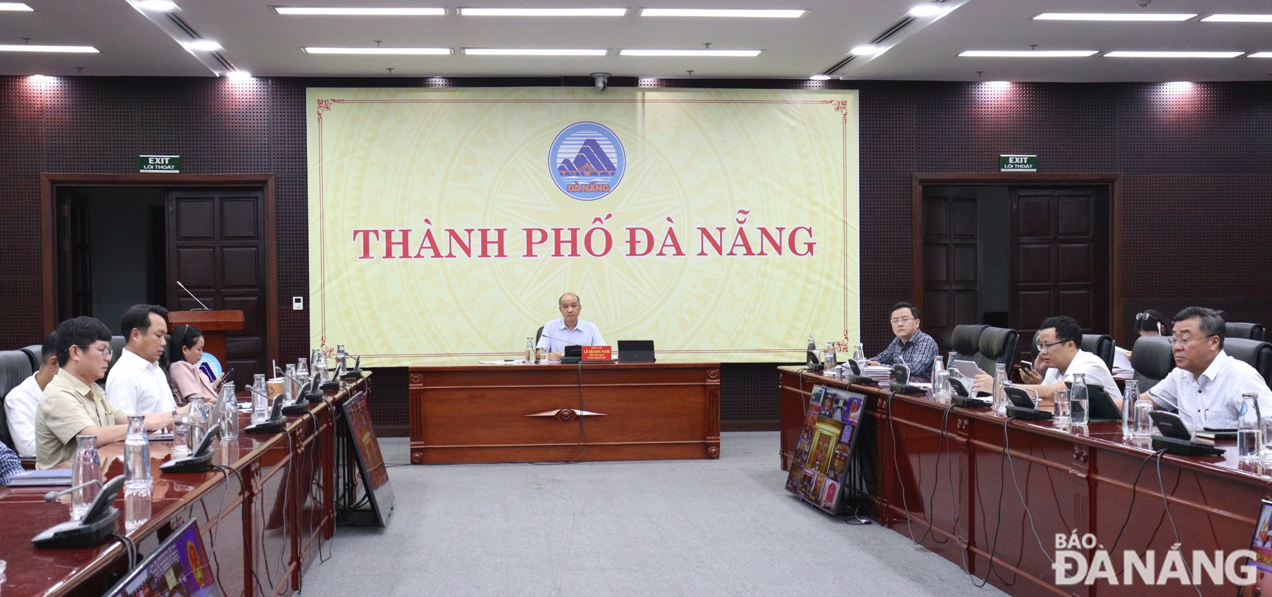 Phó Chủ tịch UBND thành phố Lê Quang Nam chủ trì tại điểm cầu Đà Nẵng. Ảnh: HOÀNG HIỆP