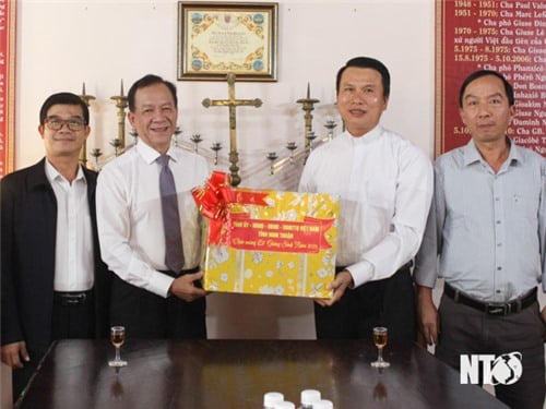 Le camarade Tran Minh Luc, membre du Comité provincial du Parti, vice-président du Conseil populaire provincial, a rendu visite et félicité le peuple vietnamien à l'occasion de Noël 2024.