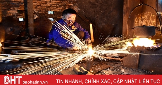 Trung Luong blacksmith village resounds with the sound of hammers