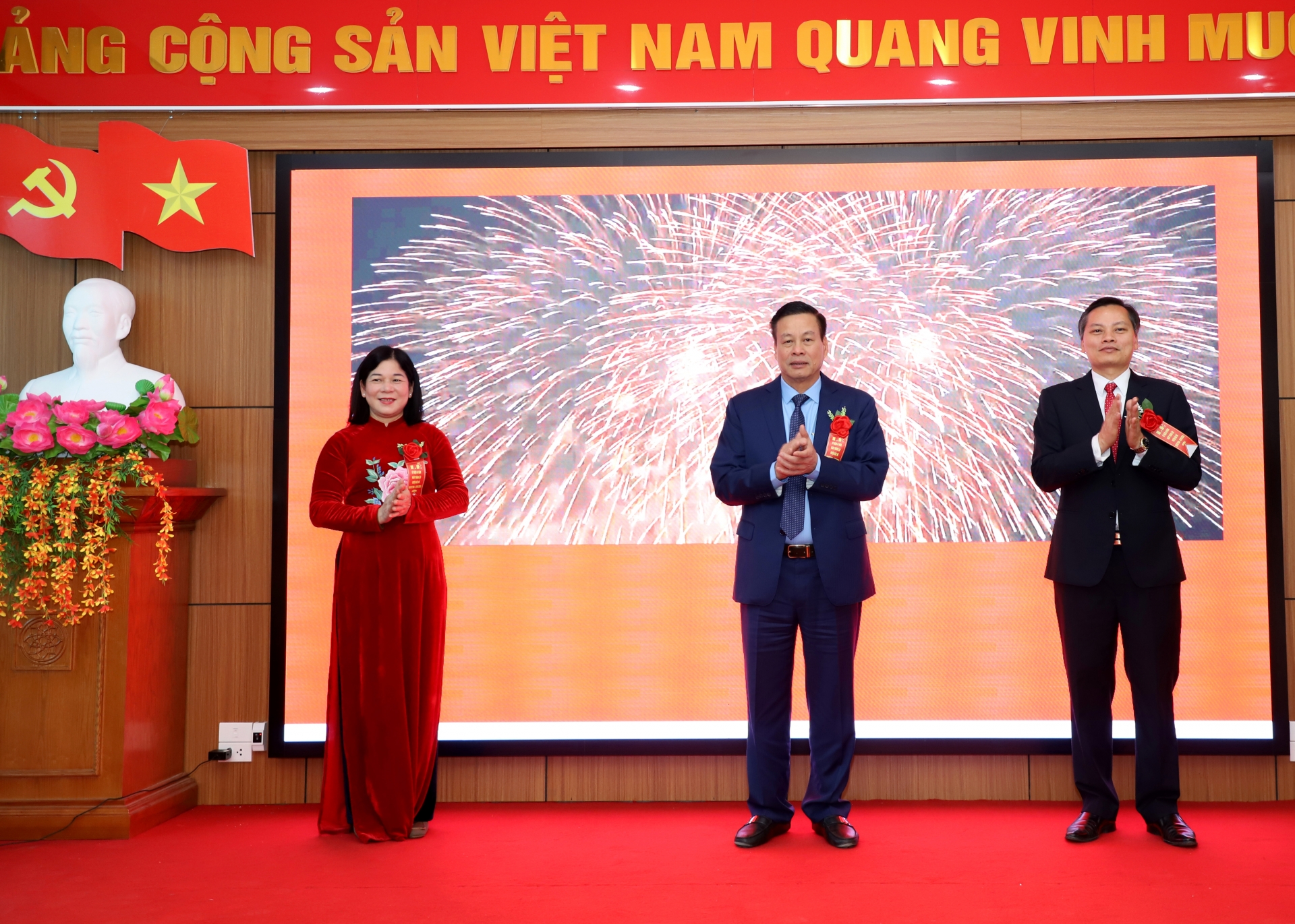 Der Vorsitzende des Volkskomitees der Provinz, Nguyen Van Son, der ständige stellvertretende Vorsitzende des Volksrats der Provinz, Chung Thi Chien, und der Sekretär des Parteikomitees des Bezirks Bac Me, Bui Van Tuan, gratulierten zur Veröffentlichungszeremonie der Geschichtsbücher.