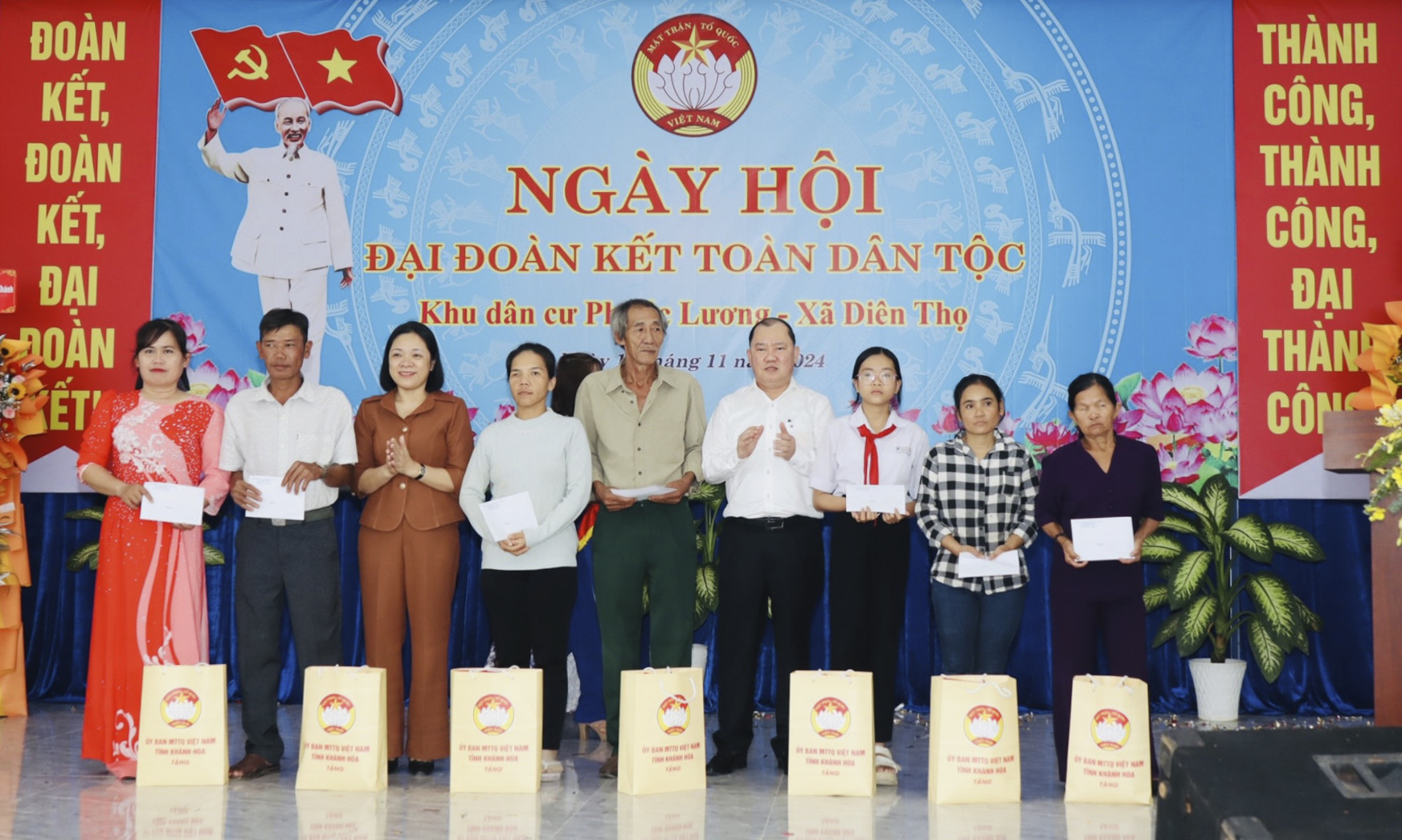 Ms. Tran Thu Mai and Mr. Nguyen Anh Tuan give gifts to poor households in Dien Tho commune.