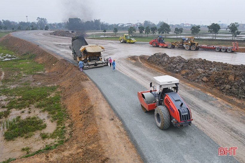 Am ersten Tag des neuen Jahres herrscht in Ha Tinh reges Treiben bei wichtigen Projekten