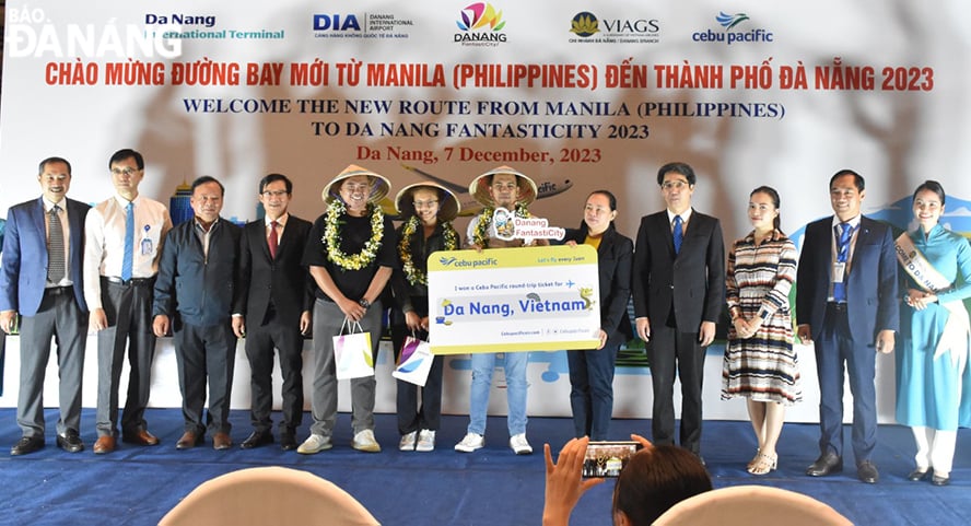 Ba hành khách may mắn được nhận voucher vé máy bay khứ hồi chặng Manila - Đà Nẵng của hãng hàng không Cebu Pacific Air. Ảnh: THU HÀ