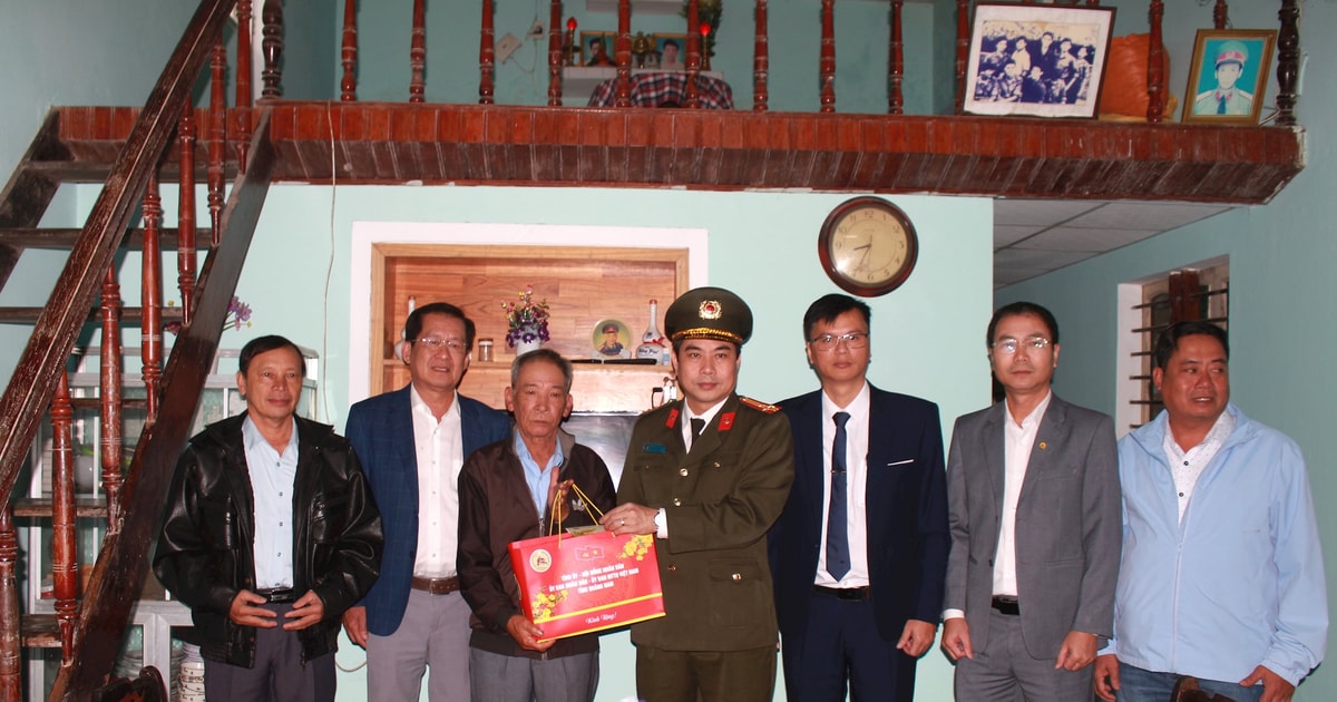 Polizeichefs von Quang Nam besuchen Politikerfamilien in Hoi An und überreichen ihnen Geschenke