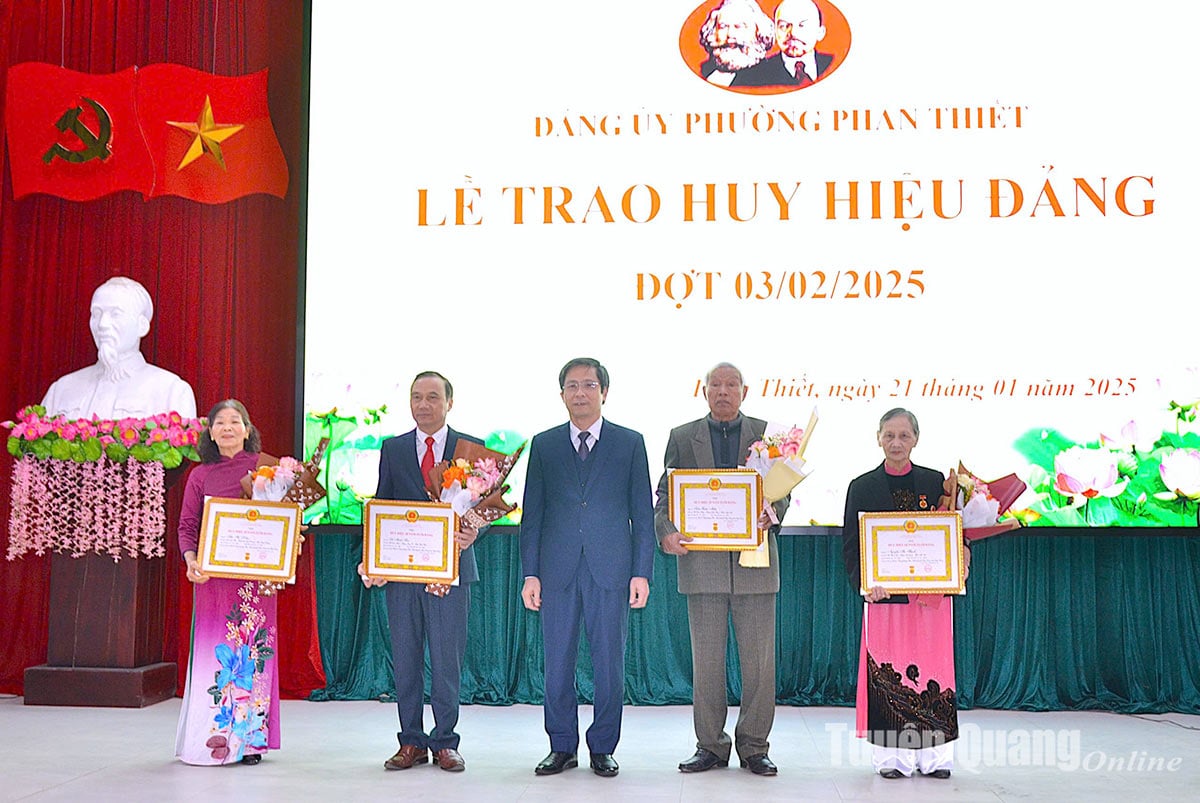 Secretary of the City Party Committee Ta Duc Tuyen presented the Party Badge at the Phan Thiet Ward Party Committee