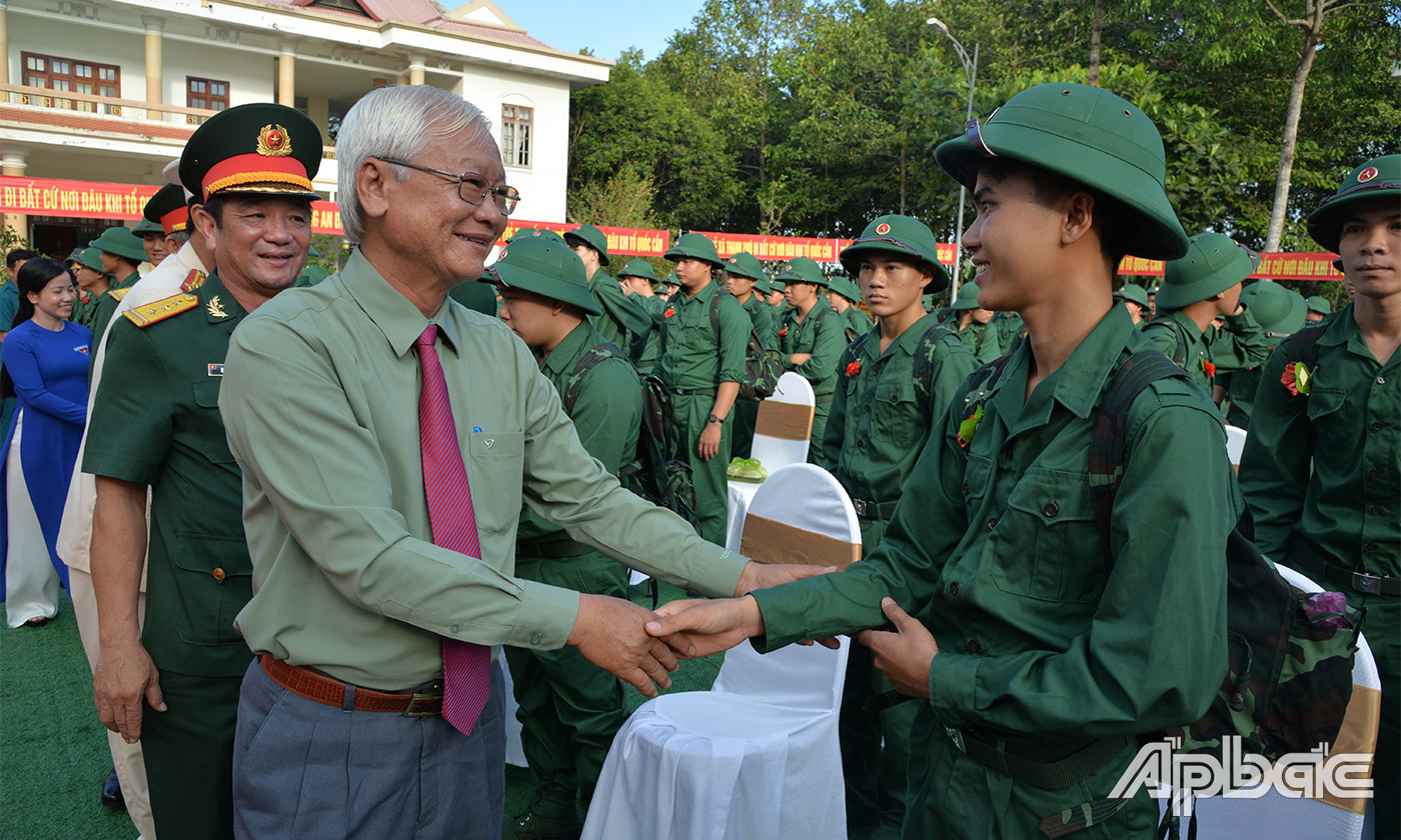 Lãnh đạo tỉnh, huyện động viên các tân binh