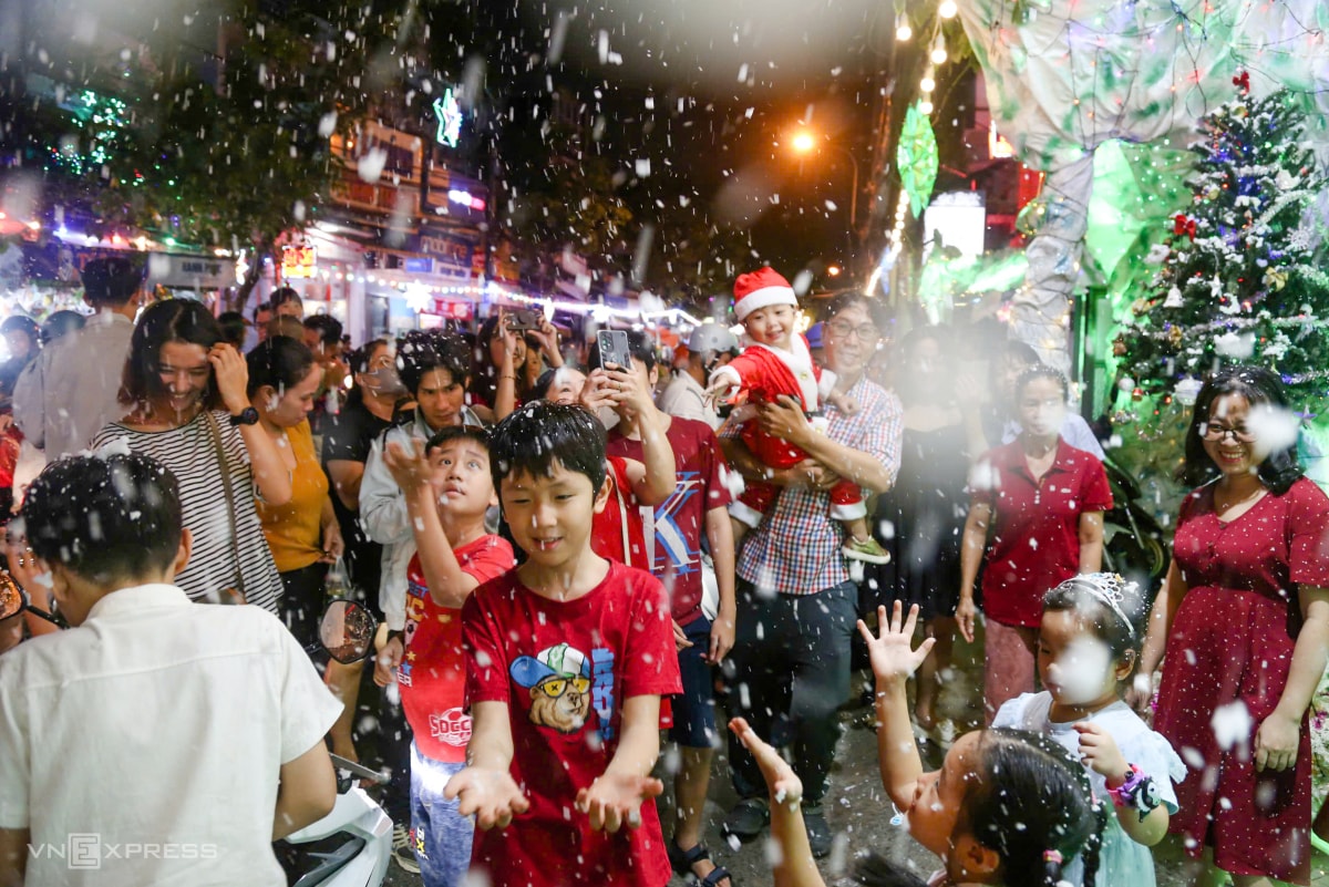 Bustling Christmas atmosphere across the country