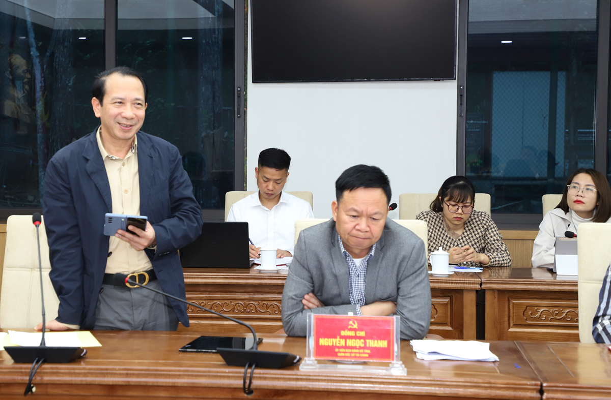 성 인민위원회 부위원장인 Tran Duc Quy가 회의와 대화에서 연설했습니다.