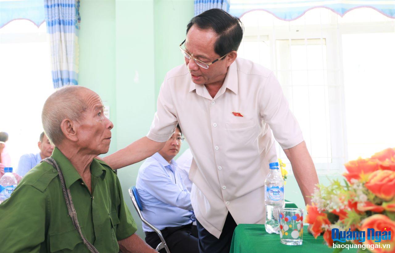 Thượng tướng Trần Quang Phương, Ủy viên Trung ương Đảng, Phó Chủ tịch Quốc hội  trao đổi với cử tri xã Sơn Mùa.
