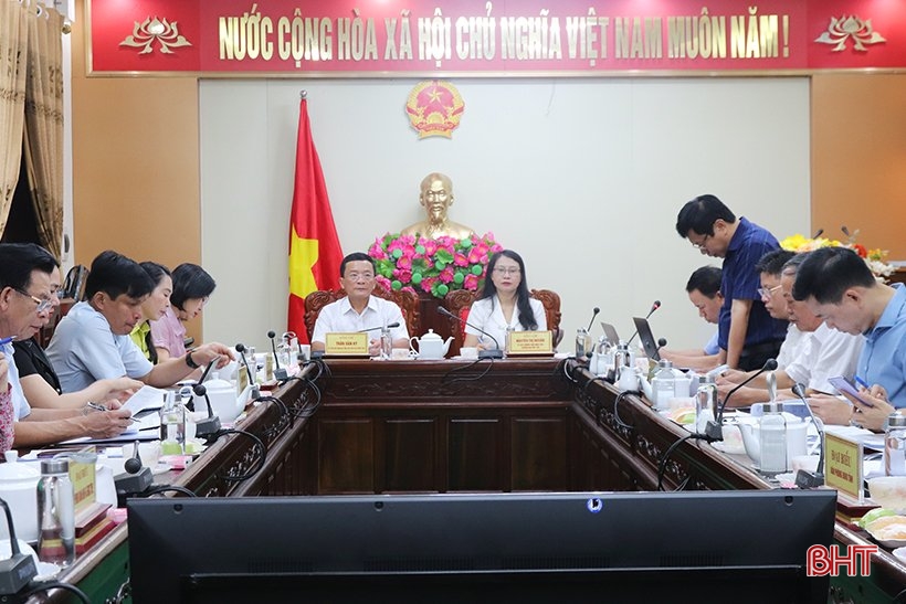 Reviewing drafts submitted to the 15th Session of the Provincial People's Council on the field of internal affairs