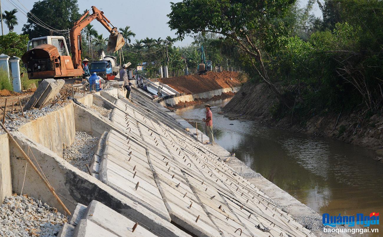 El volumen de construcción del terraplén del río Lien Chieu para prevenir deslizamientos de tierra ha alcanzado hasta ahora aproximadamente el 80%.