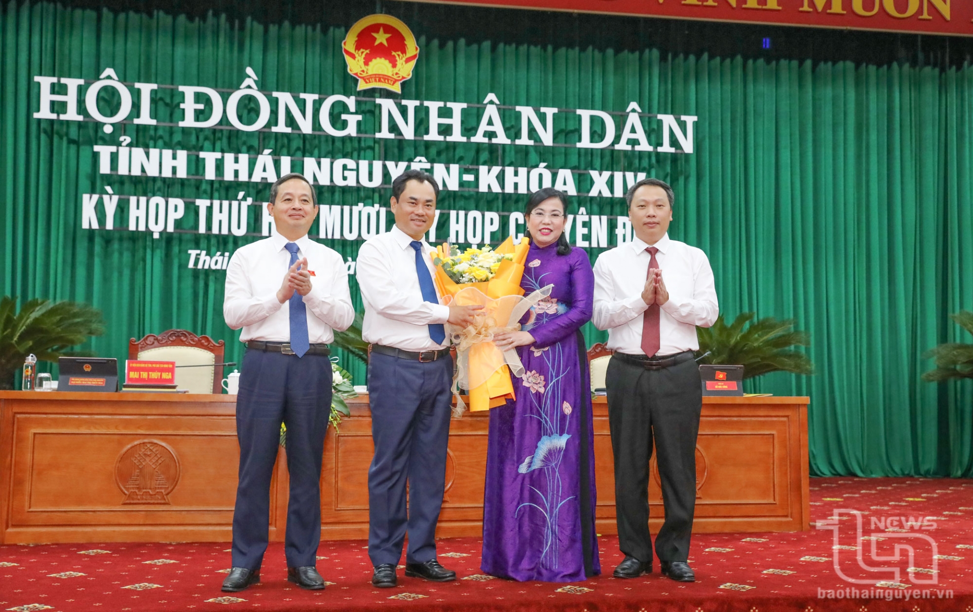 Các đồng chí Thường trực Tỉnh ủy tặng hoa chia tay đồng chí Nguyễn Thanh Hải.