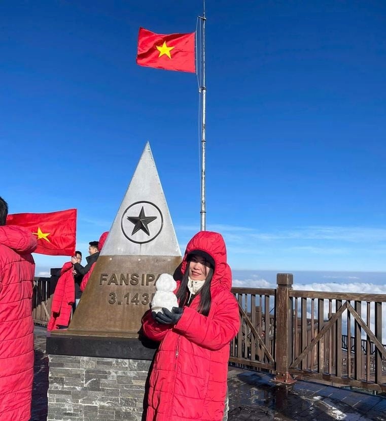 Touristen beobachten, wie Schnee und Eis den Gipfel des Fansipan, Sa Pa, Lao Cai, am ersten Tag des neuen Jahres 2025 bedecken. Foto: NVCC