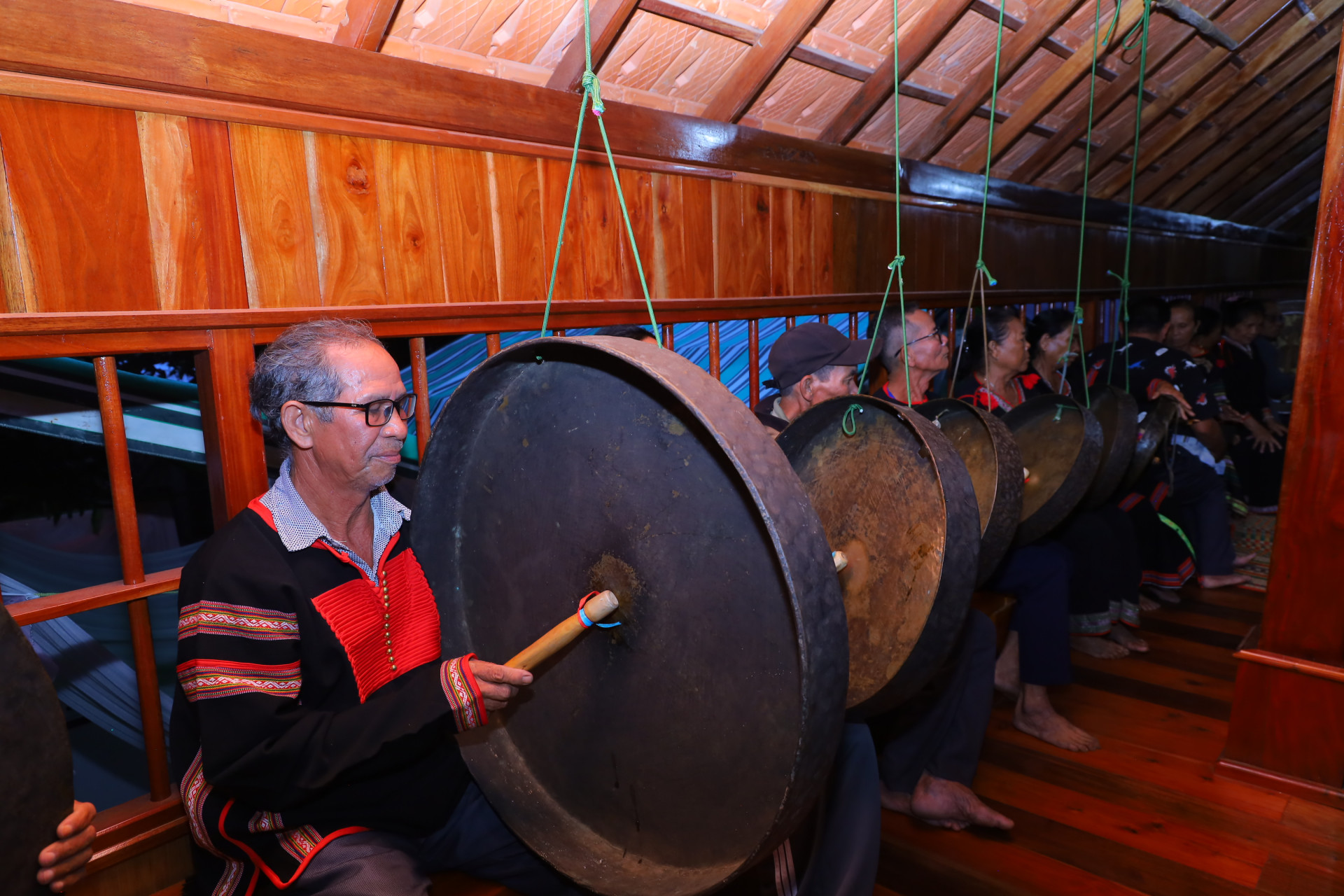 ការសម្តែង​គង​ក្នុង​ពិធី​គោរព​បូជា​តាម​ផ្ទះ​វែង​ប្រពៃណី​របស់​ប្រជាជន​អេ​ដេ។