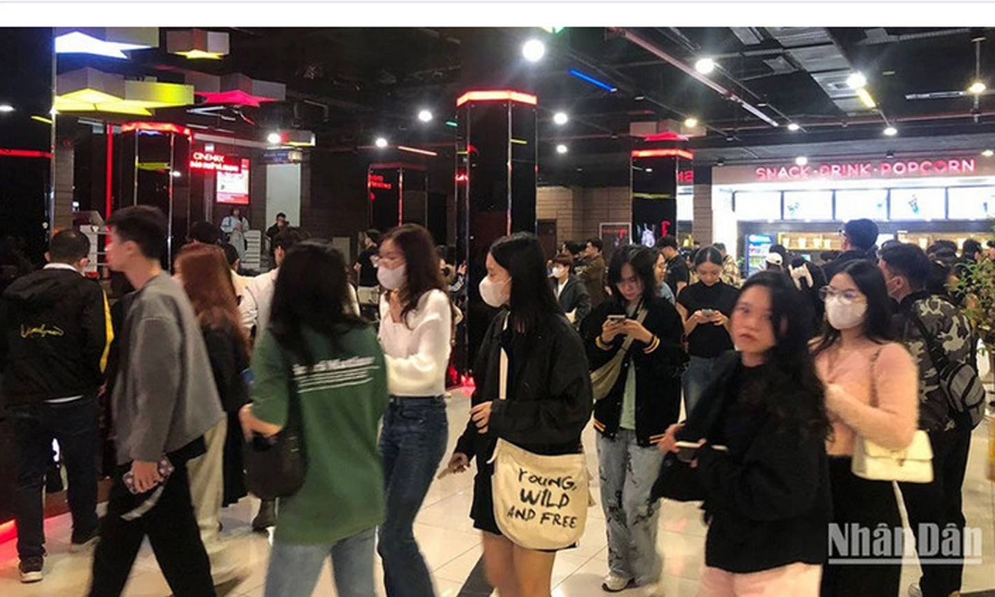젊은 관객들이 역사 영화를 보기 위해 줄을 섰는데, 이는 국립 영화 센터에서 보기 드문 광경이었습니다. (사진: VU ANH)