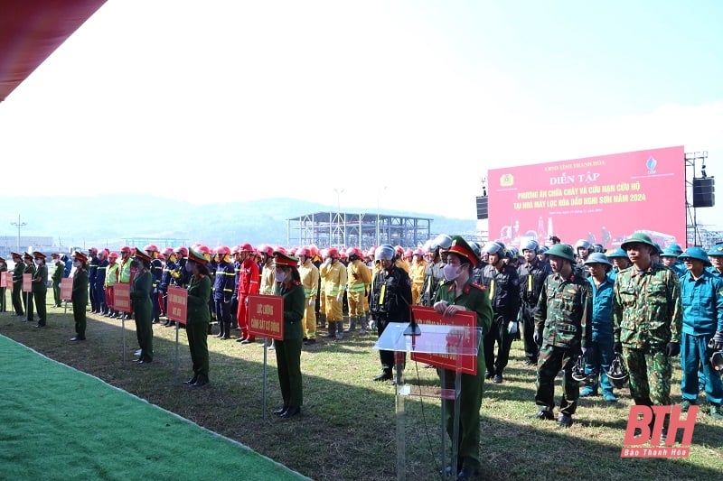 Exercice de lutte contre les incendies et de sauvetage à la raffinerie et à l'usine pétrochimique de Nghi Son