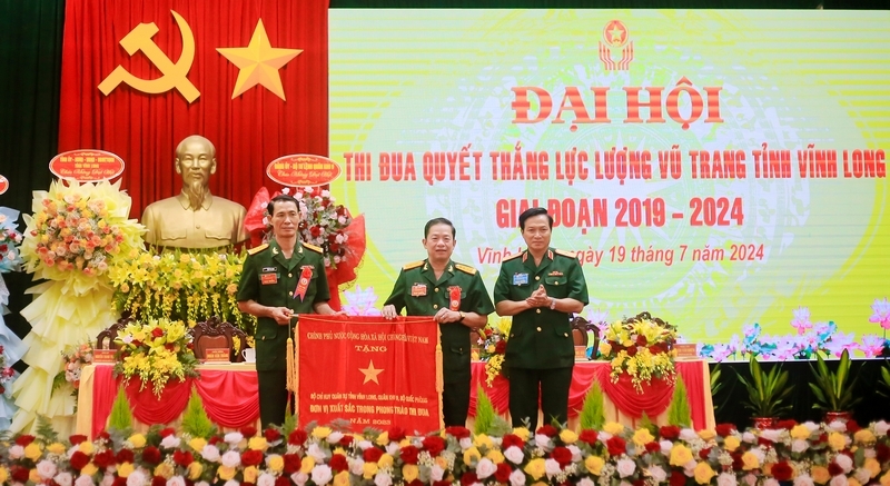 O Major-General Nguyen Minh Trieu, Vice-Comandante da Região Militar 9, entregou a Bandeira de Emulação do Primeiro Ministro ao Comando Militar Provincial de Vinh Long.