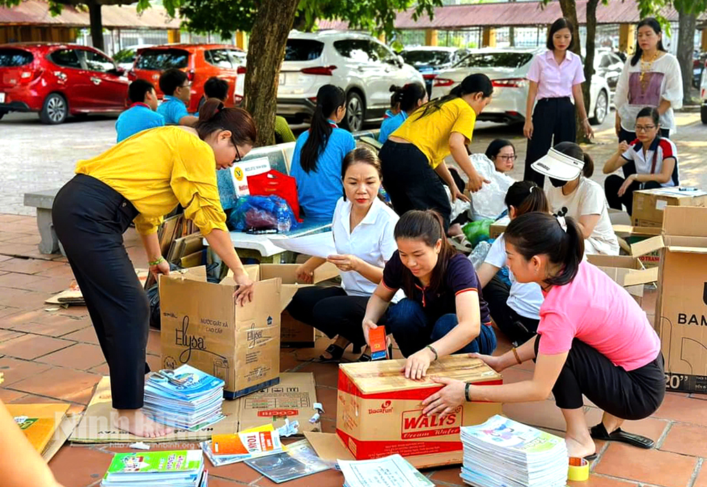 Sôi nổi hoạt động quyên góp sách vở đồ dùng học tập ủng hộ học sinh vùng lũ lụt