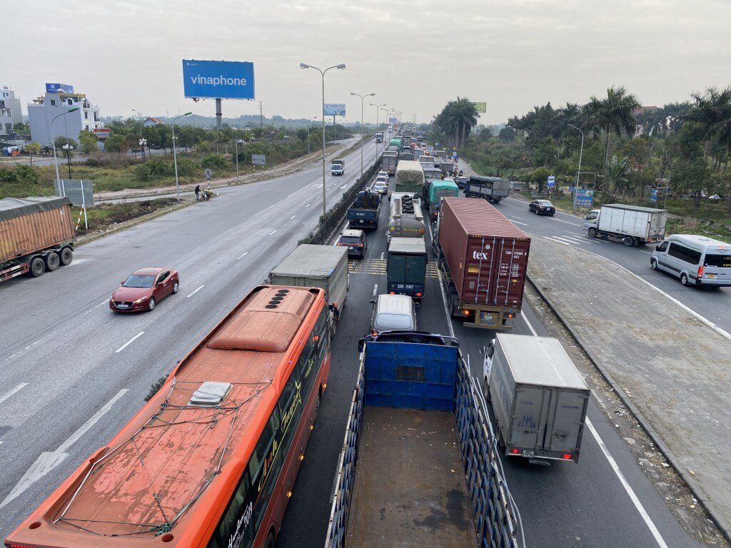 Una sección de la Carretera Nacional 5 a través de Hai Duong.