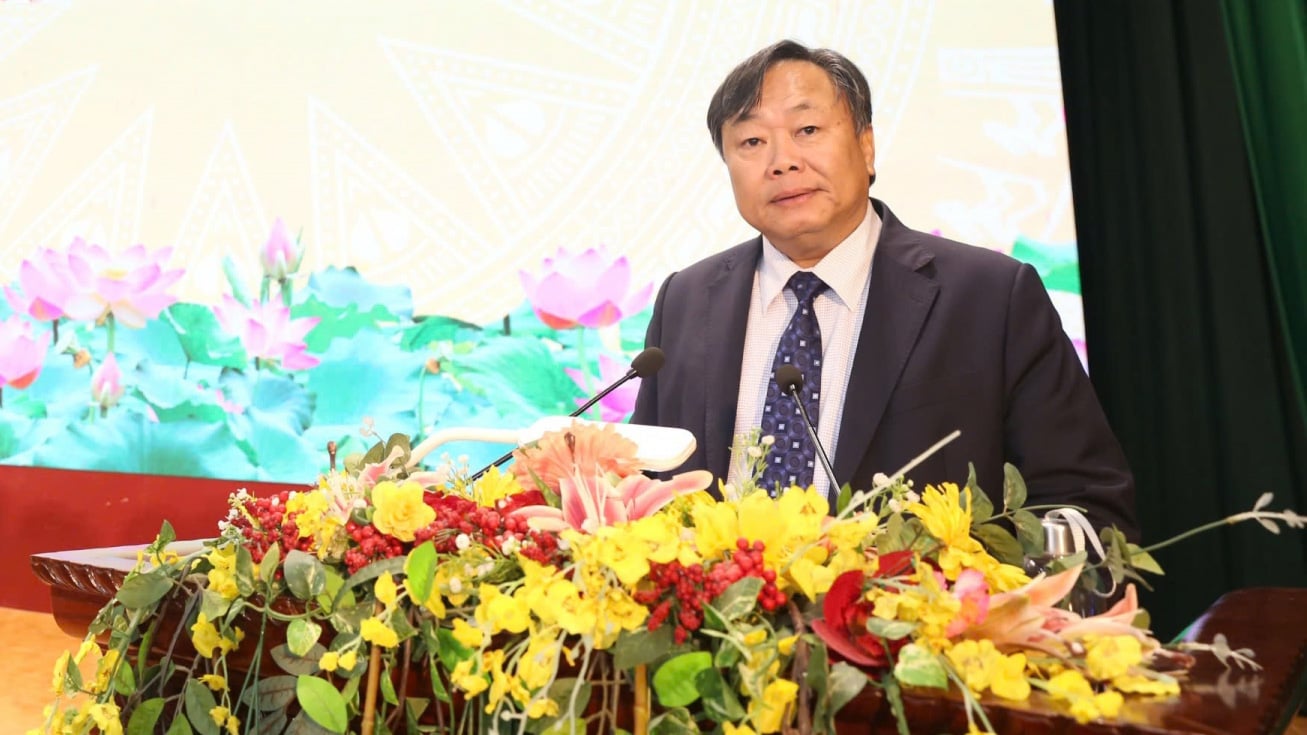 Außerordentlicher Professor Dr. Nguyen Quoc Dung präsentiert den Einführungsbericht.