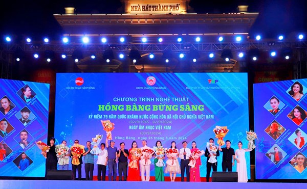 A large number of people and tourists attended the music night "Hong Bang shines"