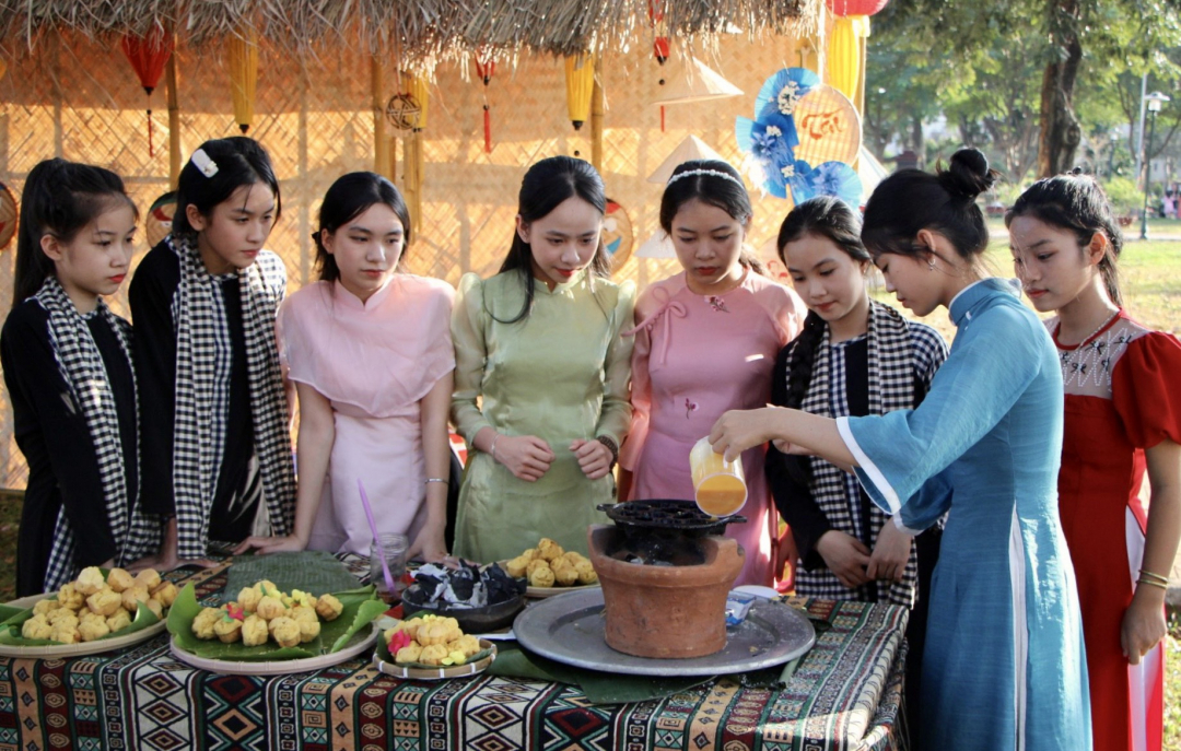 Kinder erleben die Zubereitung von Banh Thuan.