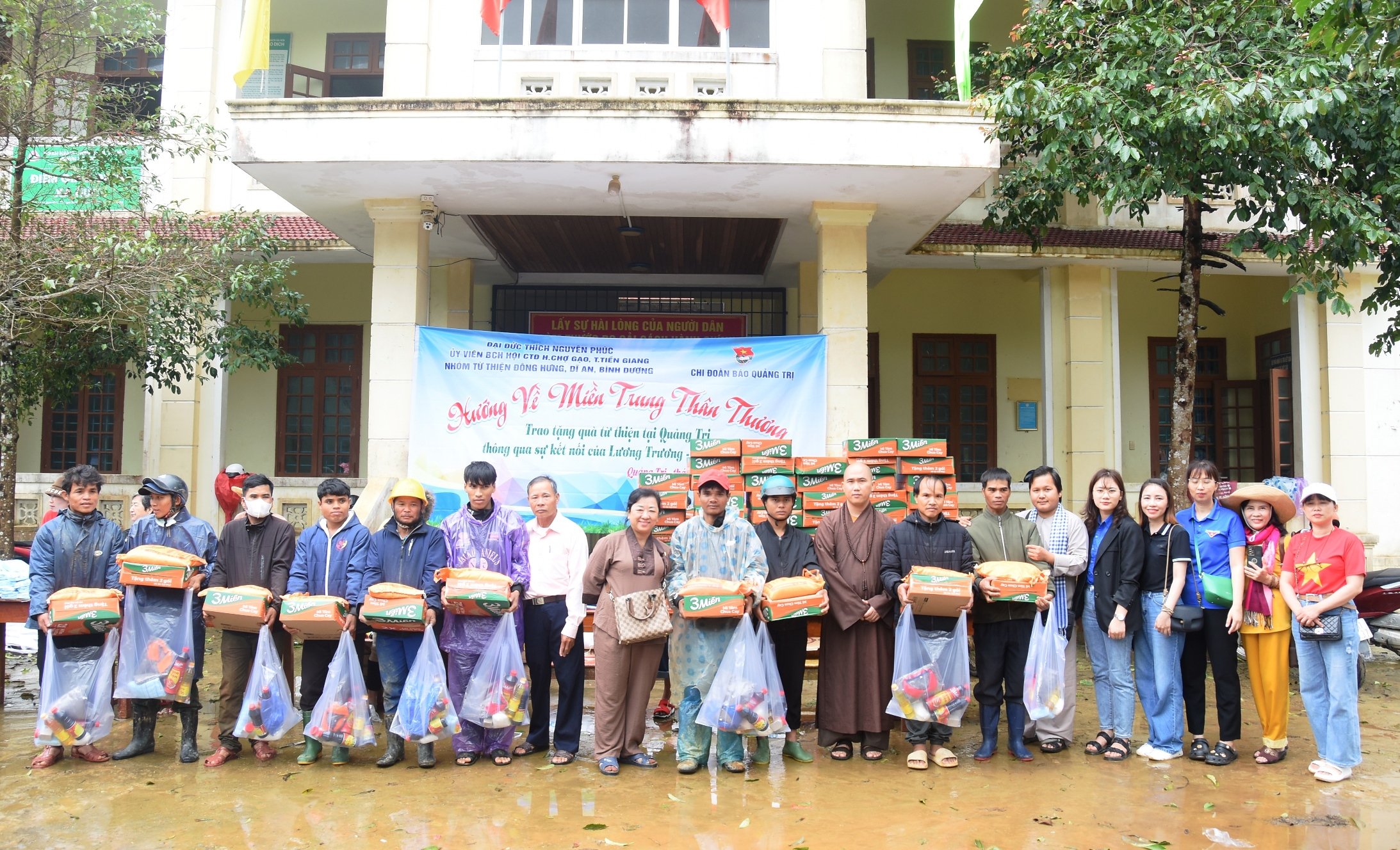 Trao hàng trăm suất quà cho người dân, học sinh các xã: Húc, Vĩnh Ô, Hải Lâm