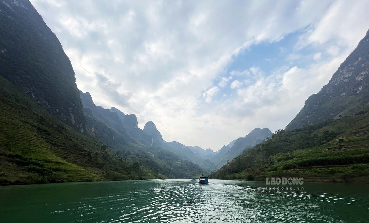 Al hablar con los periodistas, el Sr. Nguyen Nam Phuong, Director de la Cooperativa de Servicios Agrícolas y Turísticos de Tu San, dijo que actualmente en el río Nho Que hay 51 barcos que llevan a los turistas a ver el cañón de Tu San. Esta es la forma de vida de las personas de las comunidades de la región. Gracias a la flota, la vida de las personas mejora cada día y obtienen ingresos estables.