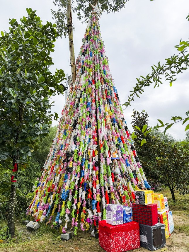 Árbol de Navidad único de 8 metros de altura hecho con paquetes de fideos instantáneos y bolsas de plástico foto 2