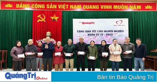 Presenting 257 Tet gifts from Quang Tri Newspaper and Thien Tam Fund to people in Trieu Phong district