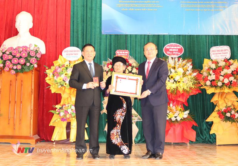 Posthumously awarding the First Class Labor Medal to comrade Ho Duc Binh