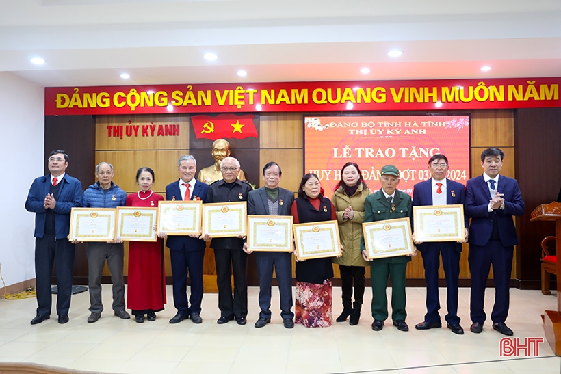 Ky Anh Town awarded Party badges to 32 Party members