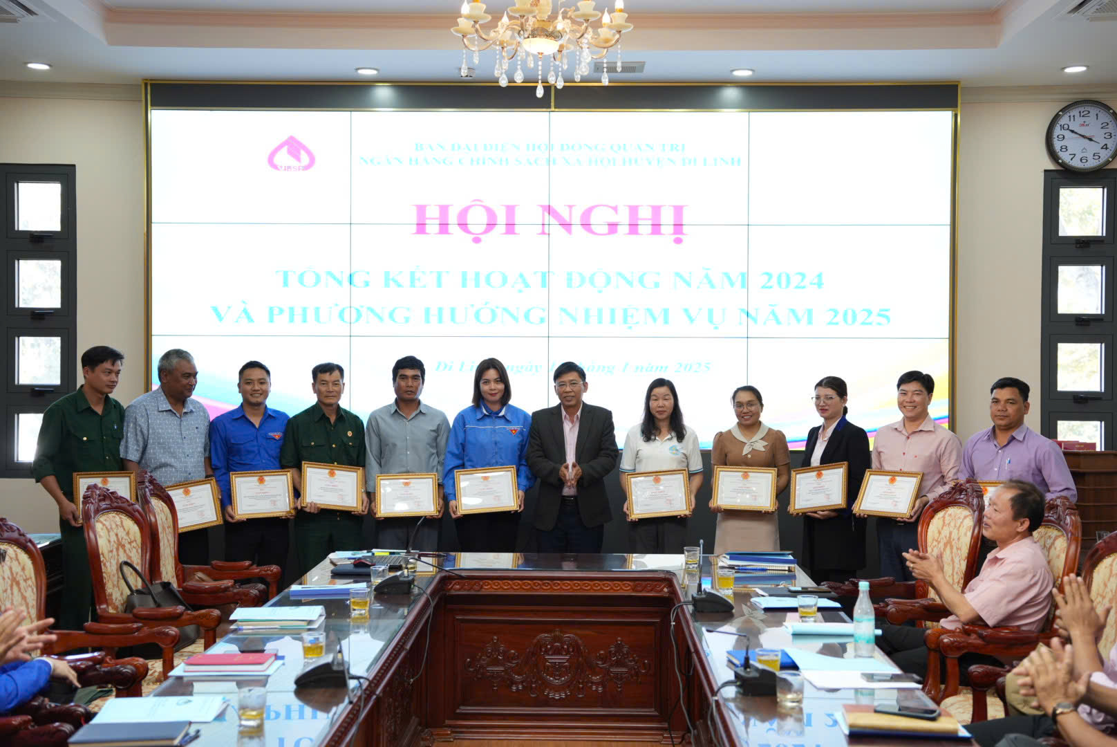 Le Comité populaire du district de Di Linh a décerné des certificats de mérite aux collectifs et aux individus ayant réalisé des réalisations exceptionnelles en 2024