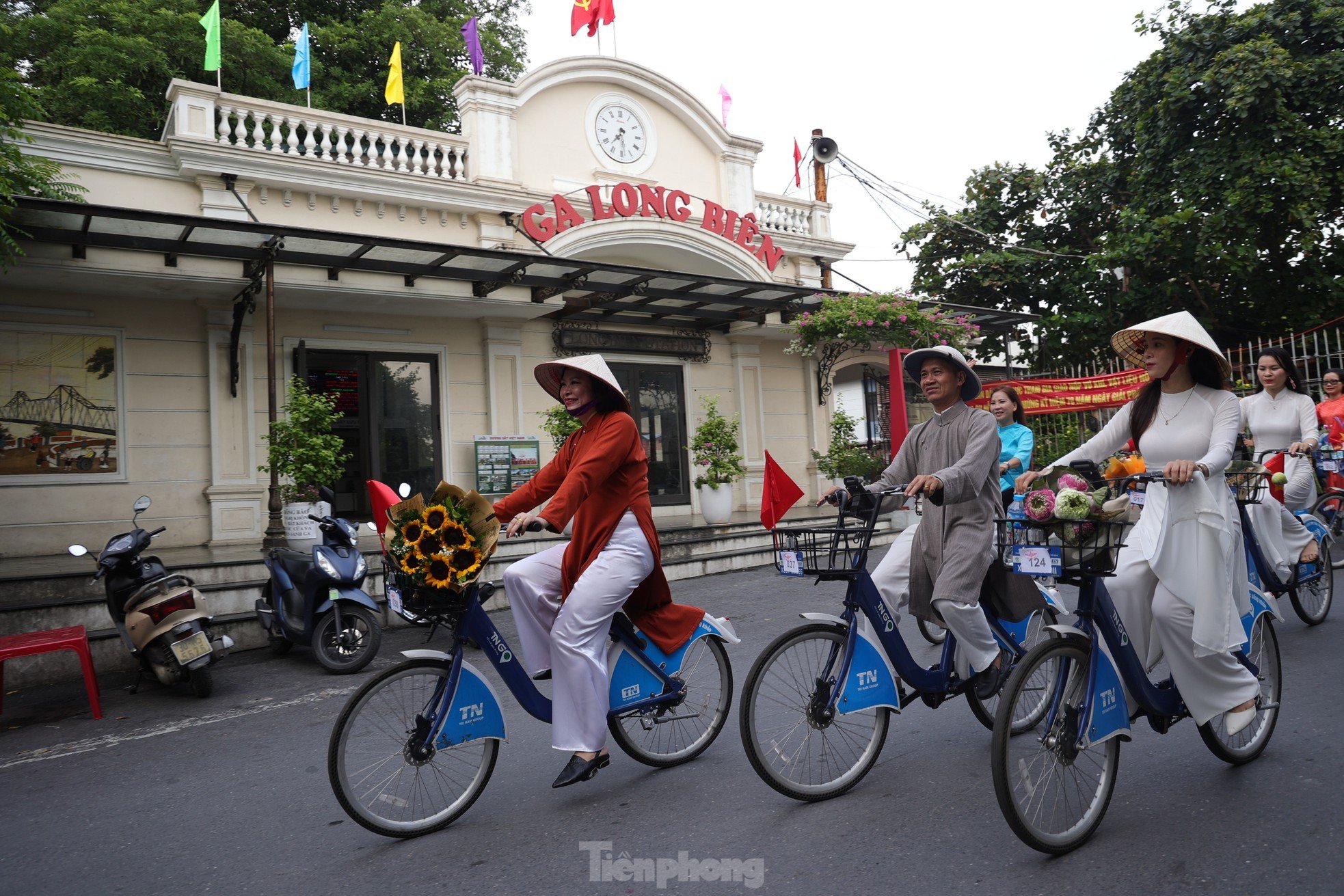 คนหลายร้อยคนสวมชุดอ่าวหญ่ายปั่นจักรยานไปตามถนนในฮานอย ภาพที่ 9