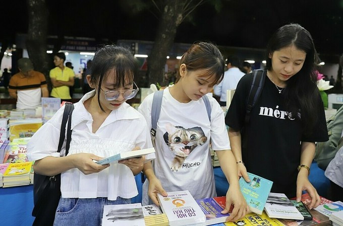 นักอ่านรุ่นเยาว์มองหาหนังสือในงานเปิดงาน Book and Reading Culture Day 2023 ภาพโดย: Vo Thanh