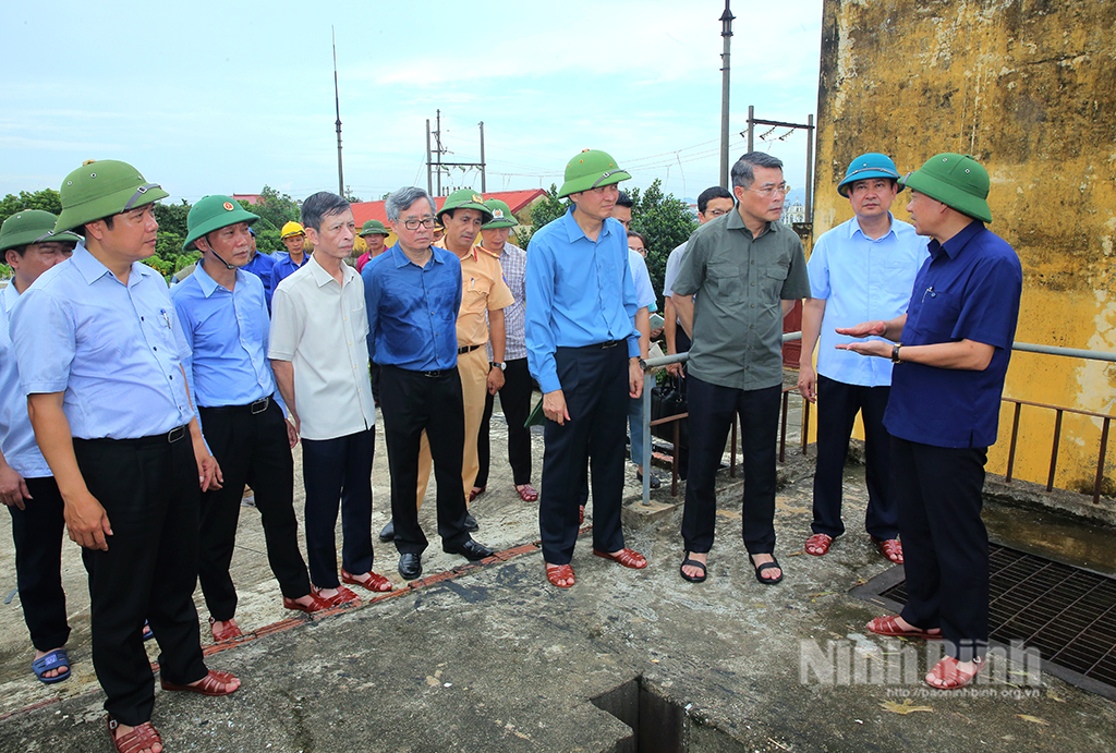 Đồng chí Trưởng Ban Tổ chức Trung ương Lê Minh Hưng kiểm tra chỉ đạo công tác khắc phục hậu quả bão số 3 và mưa lũ tại Ninh Bình