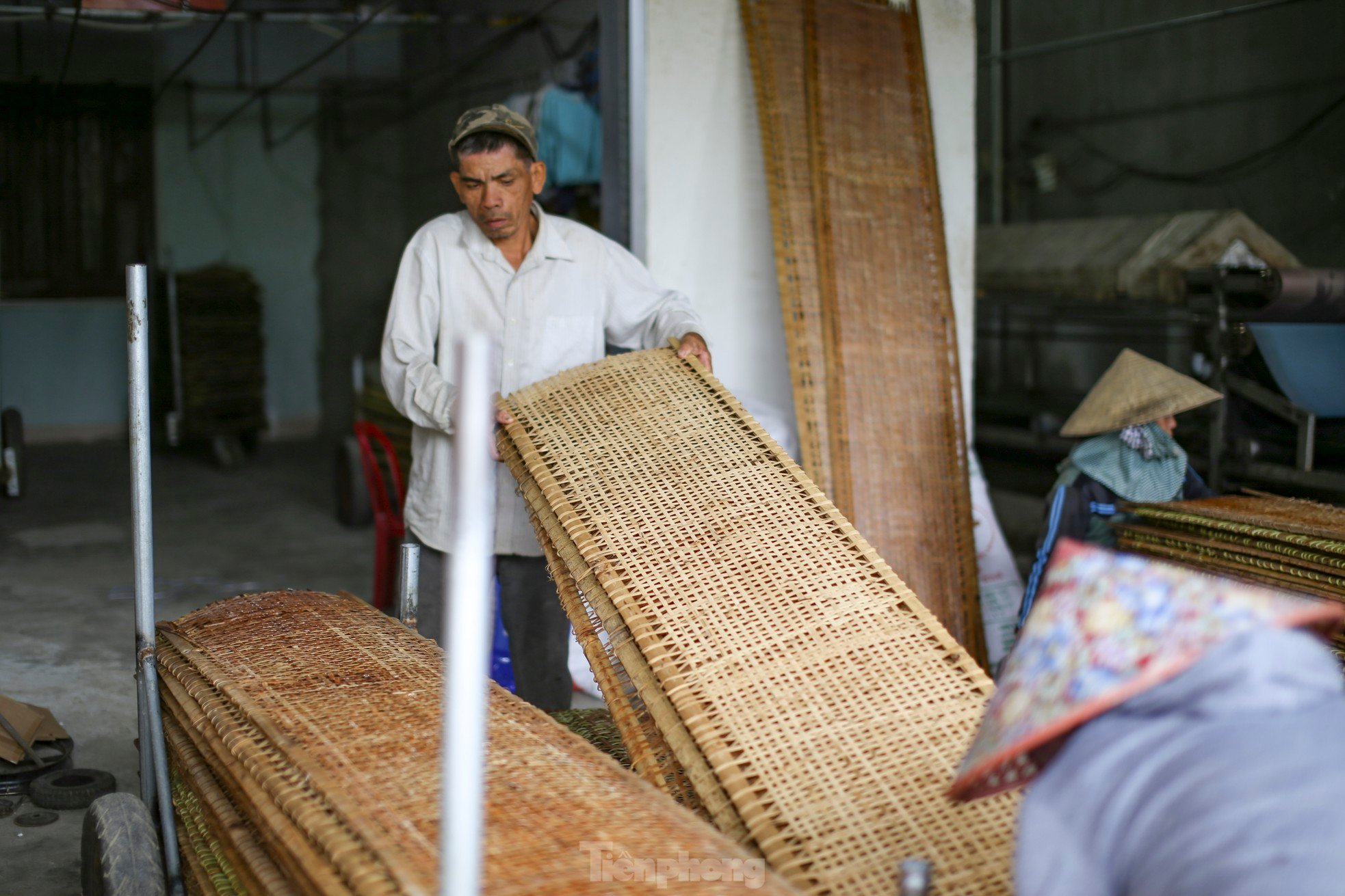 Làng bánh tráng nức tiếng Bình Định tranh thủ nắng ráo nổi lửa kịp phục vụ Tết ảnh 2