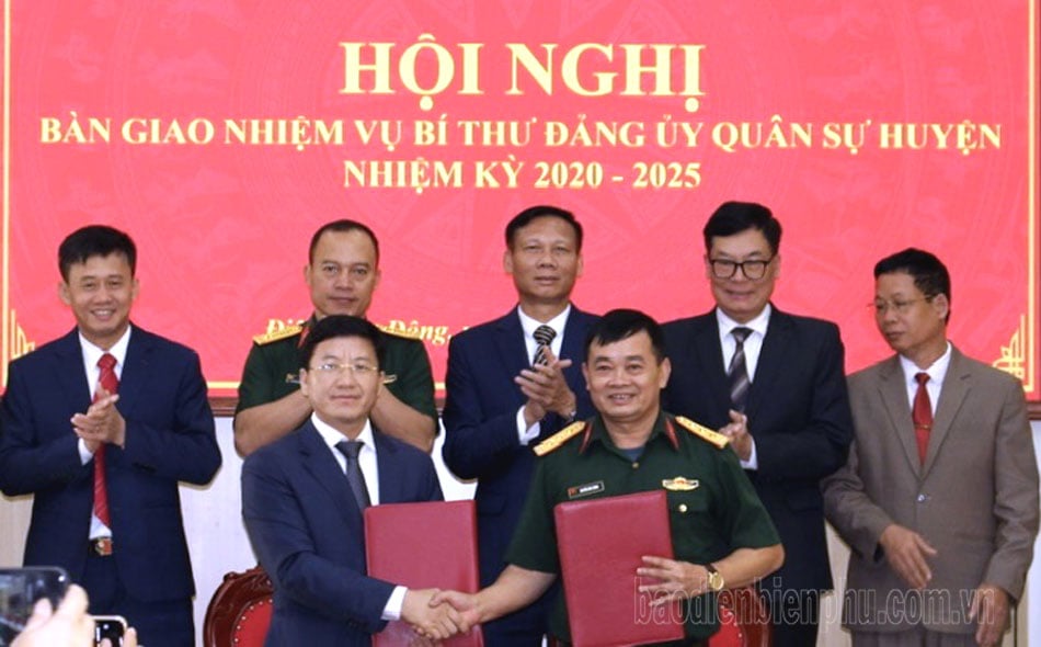 Bàn giao nhiệm vụ Bí thư Huyện ủy Điện Biên Đông nhiệm kỳ 2020-2025