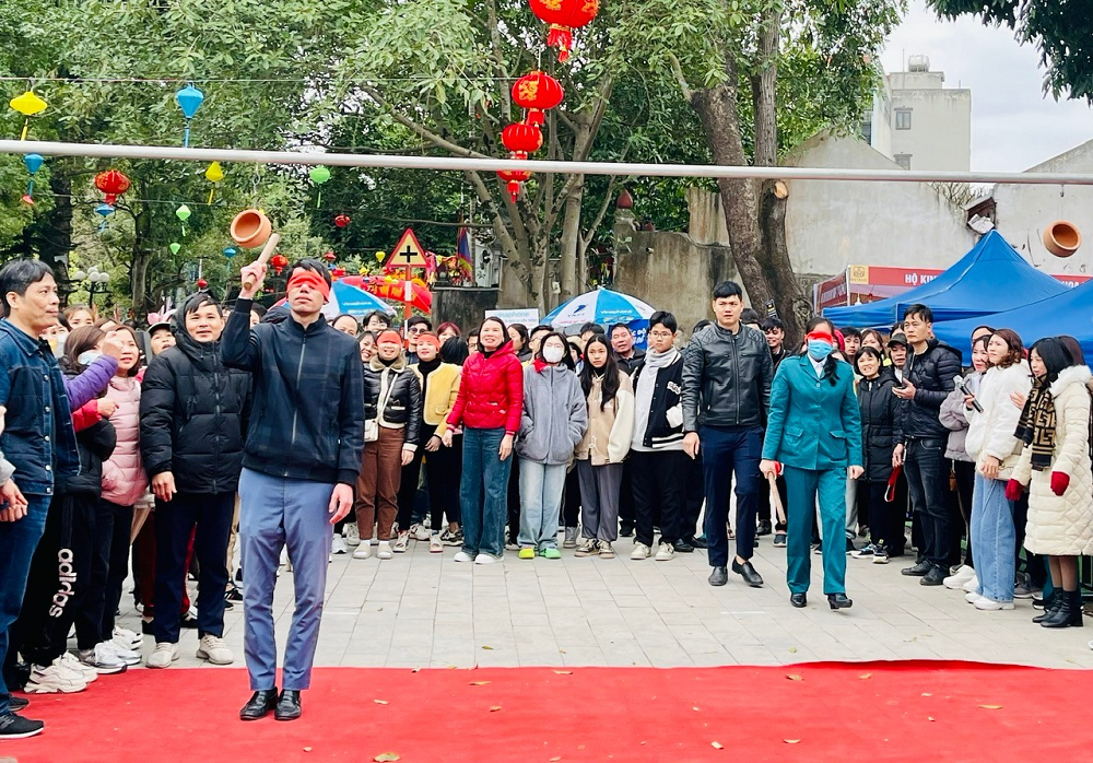 Blindfolded pot smashing game at Pho Hien Folk Culture Festival 2024