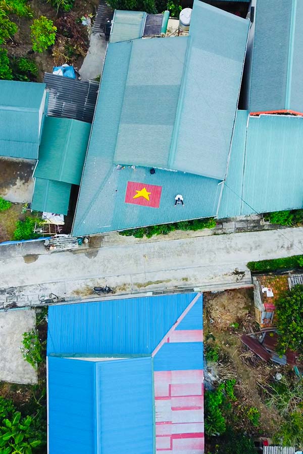 It took Mr. Nguyen Viet Anh about 4 hours to complete the work of the national flag on the roof. Photo: TH