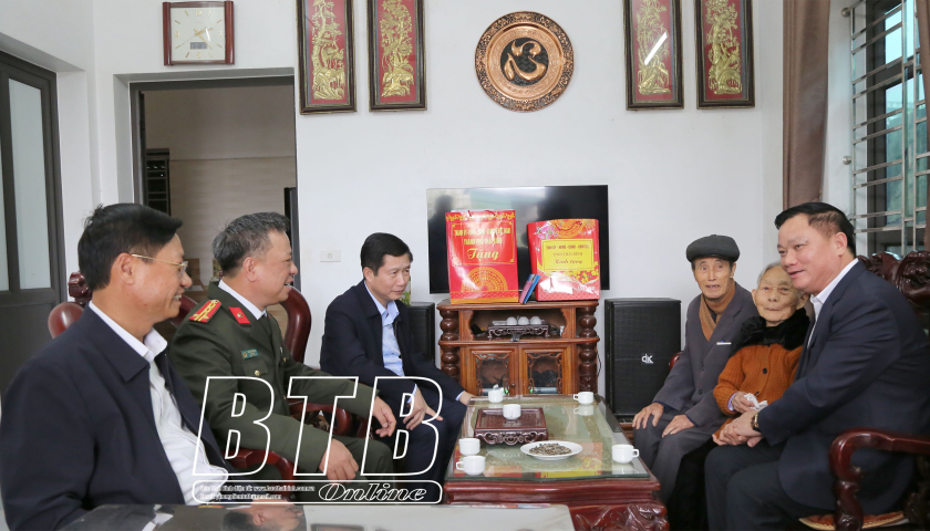 El camarada Nguyen Khac Than, secretario del Comité Provincial del Partido, presidente del Comité Popular Provincial: visita y entrega de obsequios a las madres heroicas vietnamitas, a los ancianos y a los pobres de la ciudad de Thai Binh