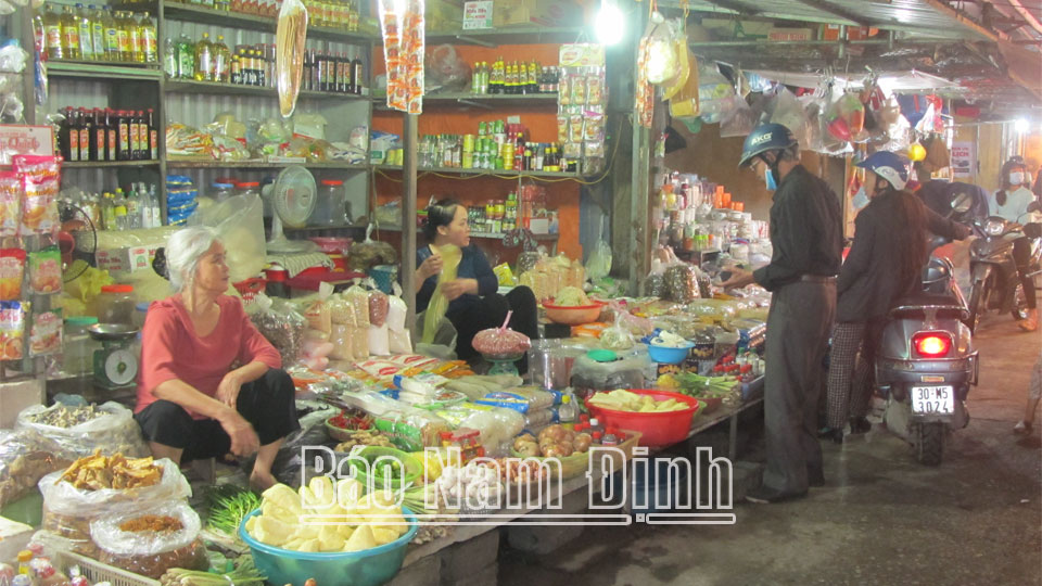 Dan Market, Trung Thanh Commune (Vu Ban) is invested to be clean, beautiful, ensuring hygiene and safety and fire prevention.
