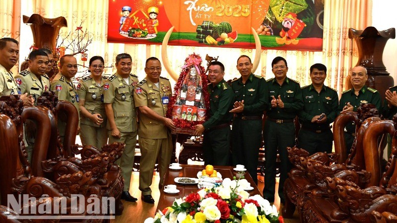 คณะผู้แทนจากกองบัญชาการตำรวจภูธรมณฑลคีรี ราชอาณาจักรกัมพูชา มอบของขวัญให้แก่กองบัญชาการตำรวจชายแดนจังหวัดดั๊กลัก