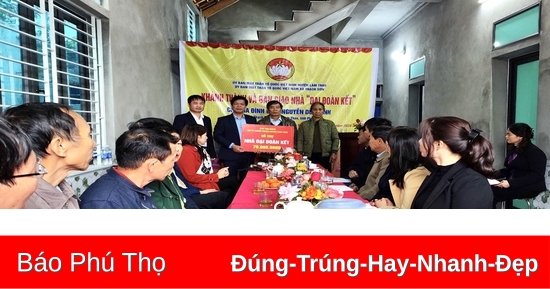 Trao nhà “Đại Đoàn kết” cho gia đình có hoàn cảnh đặc biệt khó khăn