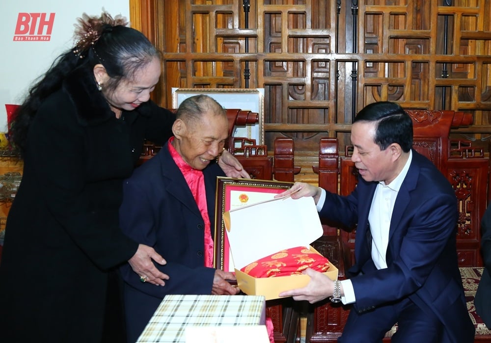 El subsecretario permanente del Comité Provincial del Partido, Lai The Nguyen, visitó el Cementerio Internacional de Mártires de Dong Tam y visitó y entregó regalos a las familias de los políticos en el distrito de Ba Thuoc.