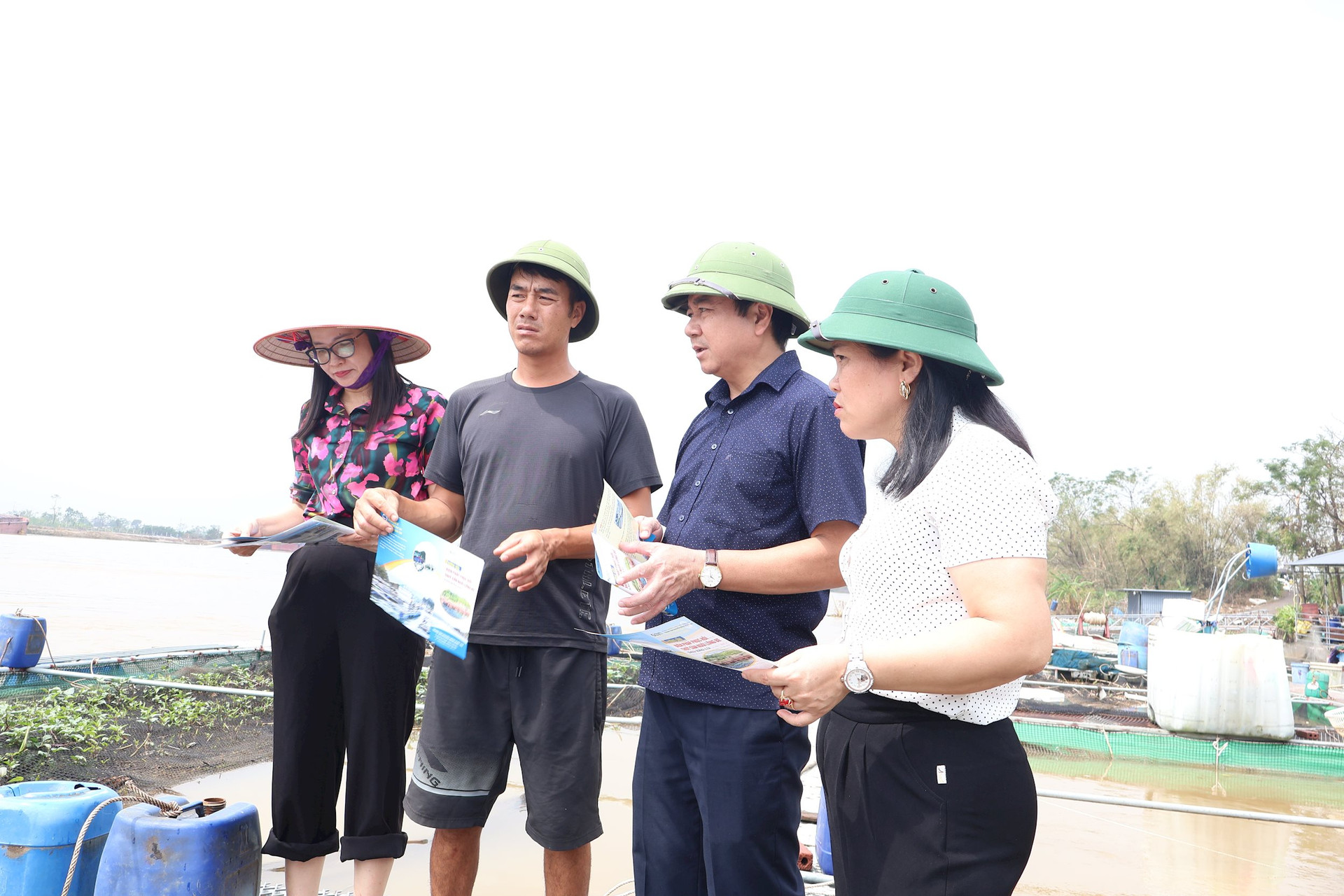 Le Département des pêches visite et guide les pisciculteurs en cage de Hai Duong pour rétablir la production après les tempêtes et les inondations