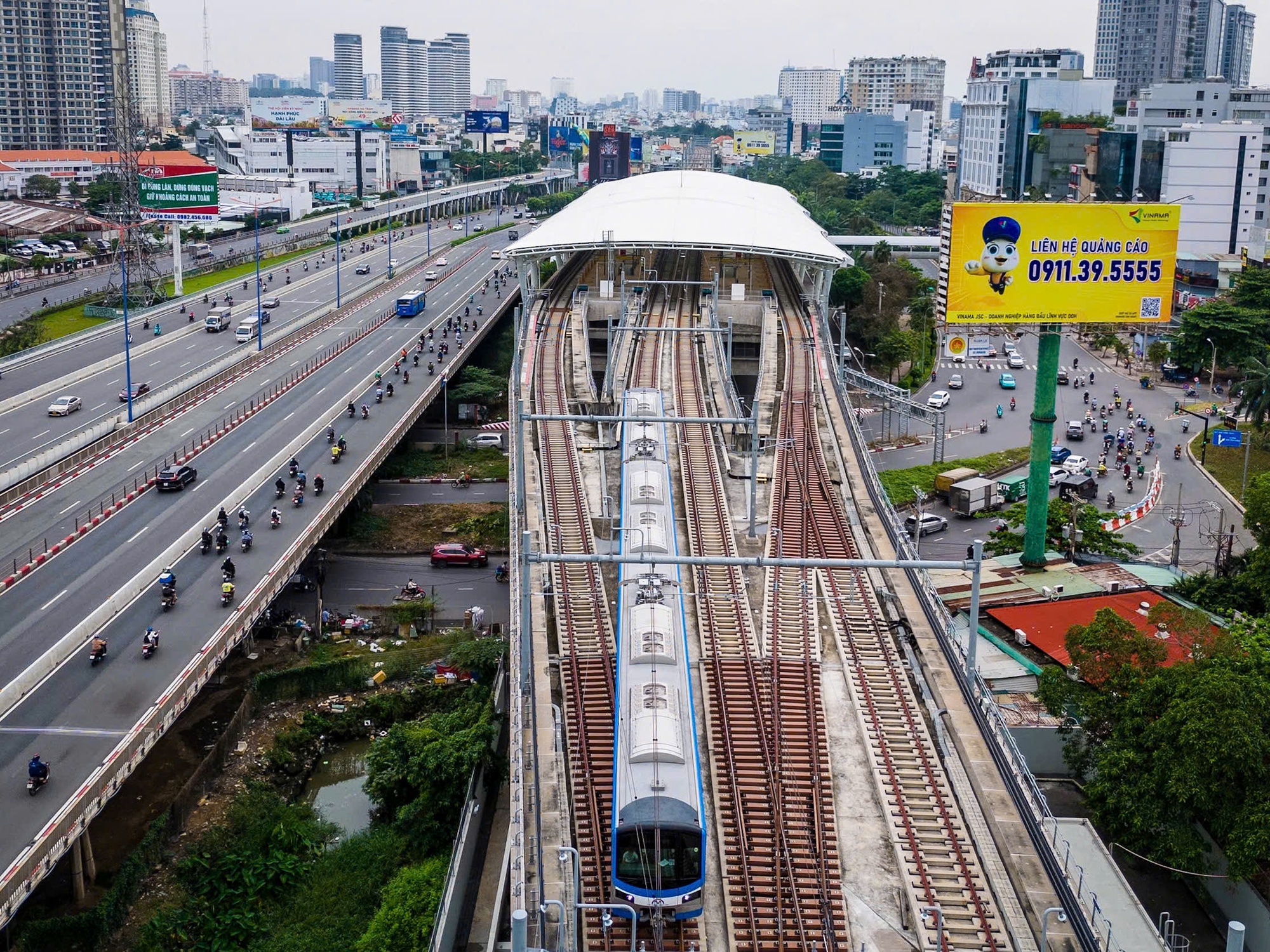 2. Tàu metro số 1 chạy ngày 23.12 _ảnh Nhật Thịnh (4).jpg