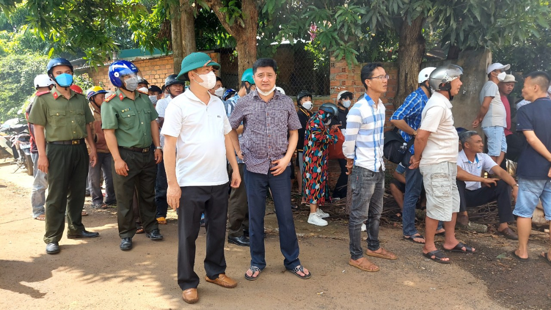 Leaders of Krong Pac district were on duty at the scene of the fire.